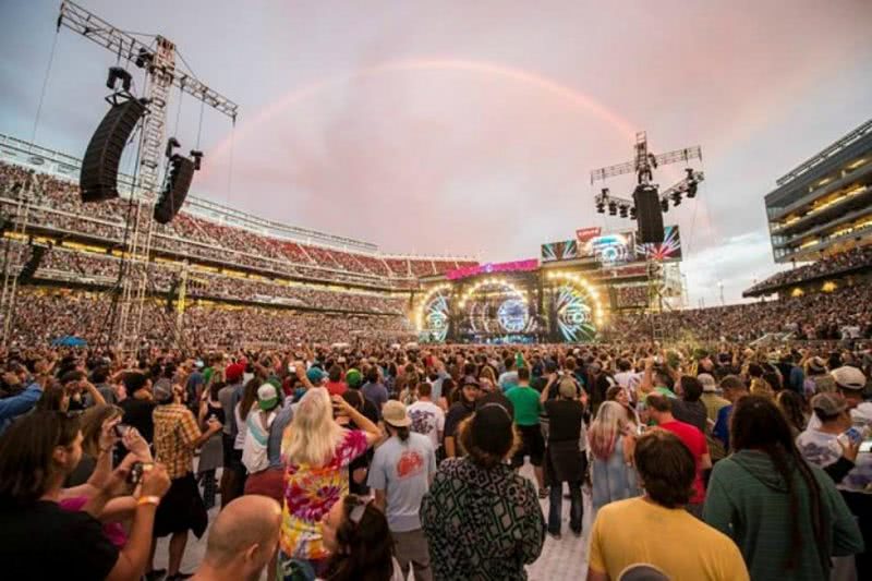 Image of the rainbow at the Grateful Dead's 'Fare Thee Well' show